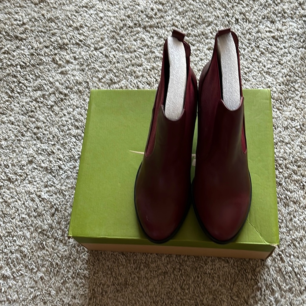 Isaac Mizrahi Maroon size 10 narrow width
